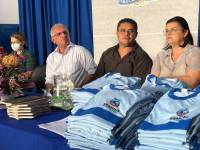 Prefeitura entrega uniformes e material escolar para alunos