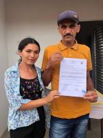 Prefeito Vital Costa entrega casa de alvenaria a um casal que há vários anos morava em casa de taipa