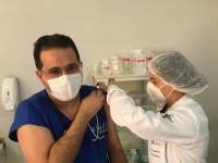 Prefeitura começa a vacinar os profissionais da saúde contra o coronavírus