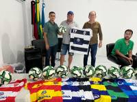 Prefeito Availdo Azevedo entrega material esportivo para equipes que disputam o municipal de futebol 2025