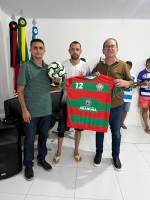 Prefeito Availdo Azevedo entrega material esportivo para equipes que disputam o municipal de futebol 2025