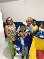 Prefeitura entrega uniformes e material escolar para alunos