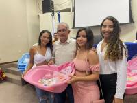 Prefeitura de Araruna entrega kits de enxovais e fortalece proteção social às famílias