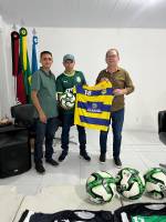 Prefeito Availdo Azevedo entrega material esportivo para equipes que disputam o municipal de futebol 2025