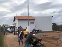 Prefeito Vital Costa entrega casa de alvenaria a um casal que há vários anos morava em casa de taipa
