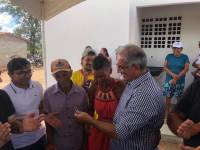 Prefeito Vital Costa entrega mais duas casas de melhorias habitacionais à comunidade Fazenda Nova