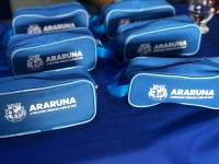 Prefeitura entrega uniformes e material escolar para alunos