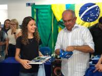 Prefeitura entrega uniformes e material escolar para alunos