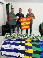 Prefeito Availdo Azevedo entrega material esportivo para equipes que disputam o municipal de futebol 2025