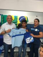Prefeitura entrega uniformes e material escolar para alunos