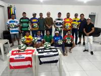 Prefeito Availdo Azevedo entrega material esportivo para equipes que disputam o municipal de futebol 2025