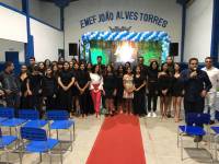 Noite de autógrafos marca lançamento de livro de alunos da Escola Municipal João Alves Torres