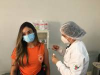 Prefeitura começa a vacinar os profissionais da saúde contra o coronavírus