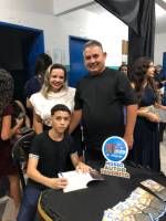 Noite de autógrafos marca lançamento de livro de alunos da Escola Municipal João Alves Torres
