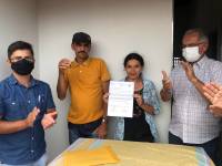 Prefeito Vital Costa entrega casa de alvenaria a um casal que há vários anos morava em casa de taipa
