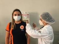 Prefeitura começa a vacinar os profissionais da saúde contra o coronavírus