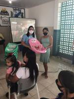 Gestantes atendidas pelo programa Criança Feliz de Araruna recebem kits de enxoval