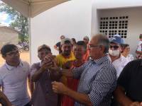 Prefeito Vital Costa entrega mais duas casas de melhorias habitacionais à comunidade Fazenda Nova