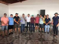 Agentes de limpeza urbana e prefeito Vital Costa se reúnem em confraternização