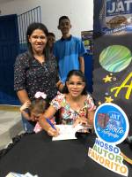 Noite de autógrafos marca lançamento de livro de alunos da Escola Municipal João Alves Torres
