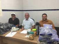 Prefeitura de Araruna entrega novos fardamentos para motoristas de ônibus e máquinas pesadas