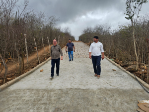 Prefeito Availdo Azevedo vistoria obras de pavimentação da Ladeira do Escondido em Araruna