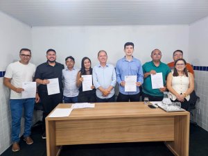 Prefeito Availdo Azevedo empossa 05 novos servidores concursados em Araruna