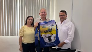 Prefeito de Araruna se reúne com secretário Múcio Macedo e aprova camisa oficial da 3ª Expor Serra