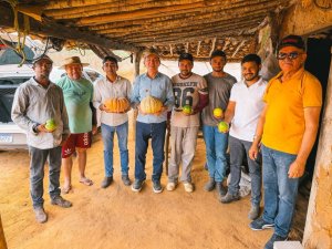 Prefeito Availdo Azevedo visita produtores rurais e acompanha cultivo de maracujá em Araruna