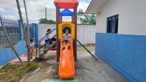 Prefeito Availdo Azevedo visita creche em Mata Velha e destaca investimento de R$ 150 mil em parquinhos e equipamentos